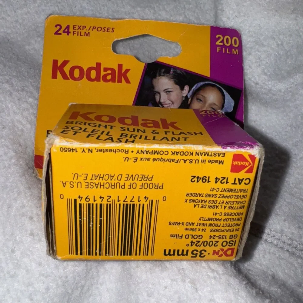 Kodak Gold 200 35MM Color Print Film 24 Exposures Bright Sun 11/2004 Expiration